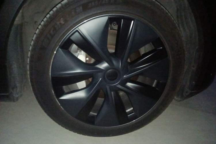 Used Tesla Model Y 2023 Long-Range All-Wheel-Drive Version Right Front Wheel Hub