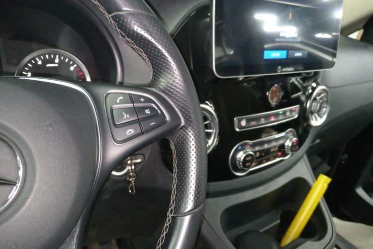 Used Mercedes-Benz Vito 2023 2.0T Business Version 7 Seats Audio And AC Panel