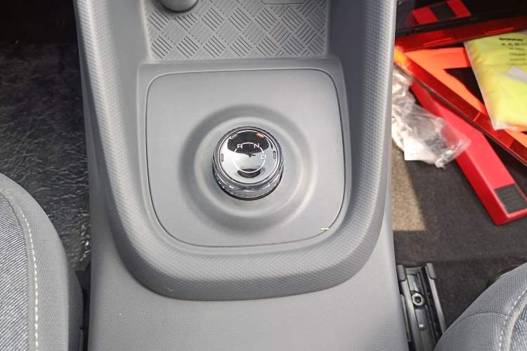 Used Wuling Hongguang New Energy 2024 All-Electric Model 300KM Standard Version Gear Lever