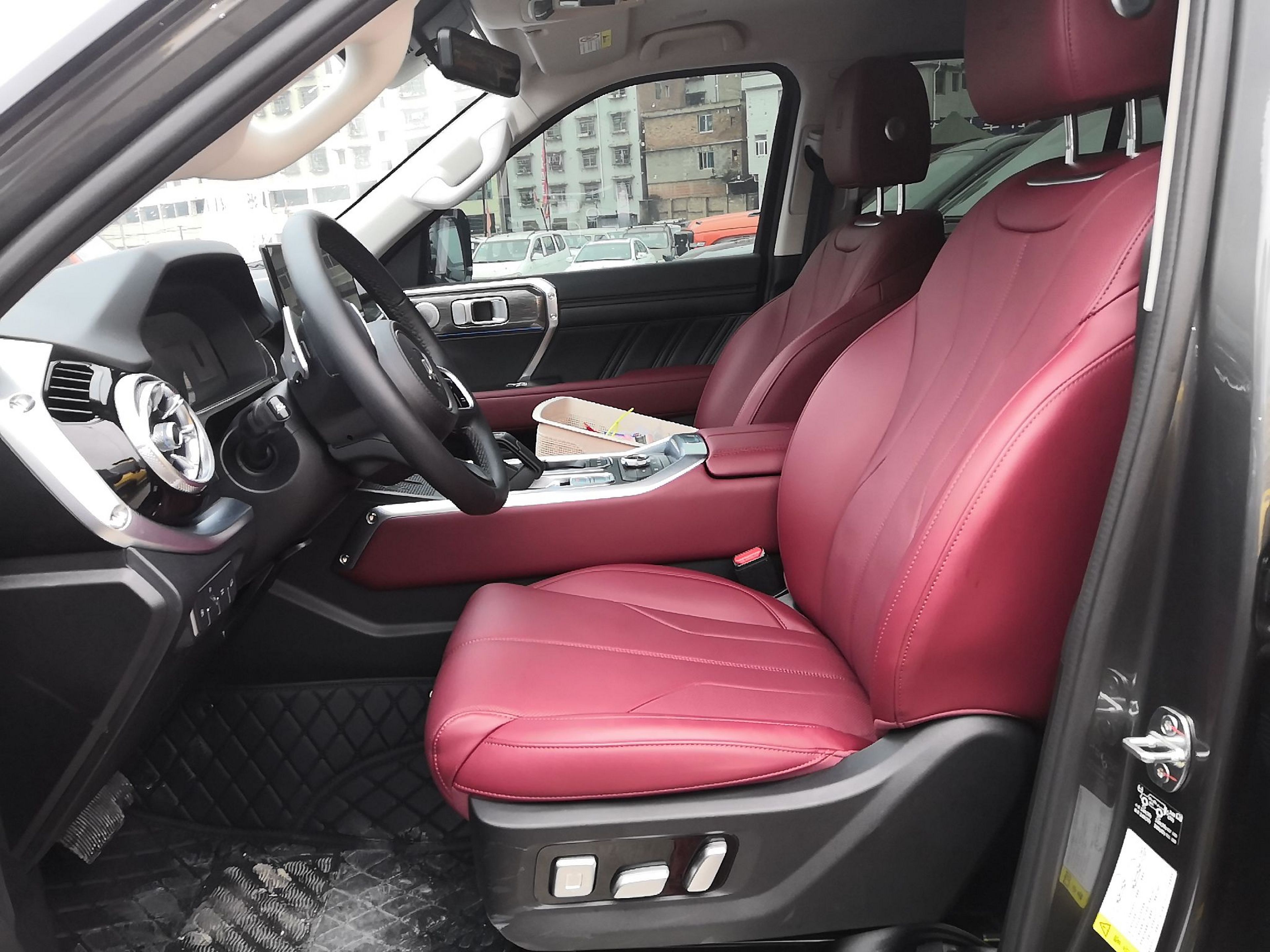 المقاعد الأمامية داخل السيارة