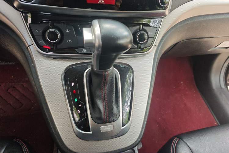 Used Haval M6 2017 1.5T Automatic Two-Wheel Drive Urban Model Gear Lever