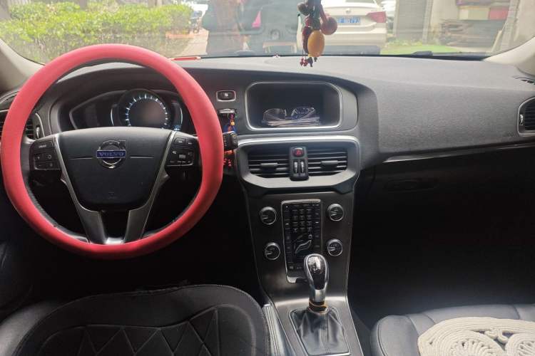 Used Volvo V40 2014 2.0T Zhiya Edition Center Console