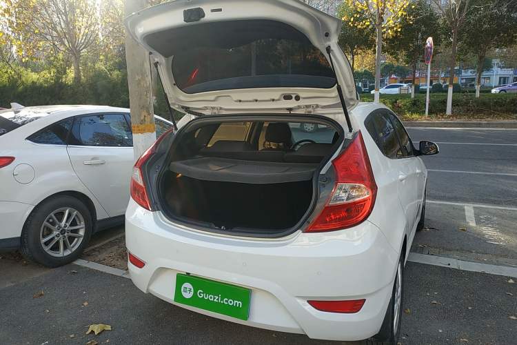 Used Hyundai Verna Ray 2016 1.4L Automatic Leading-Edge GLX Trunk