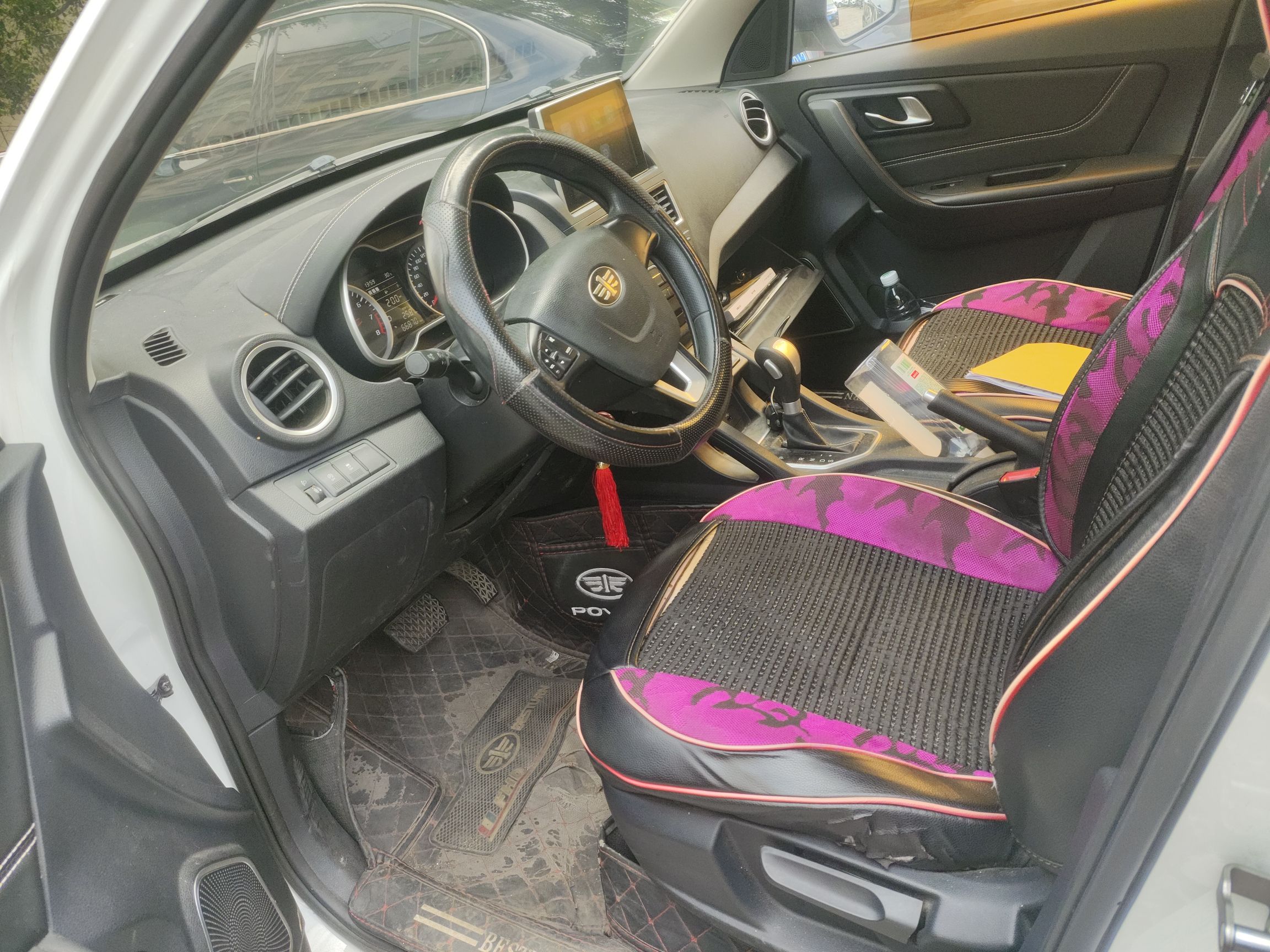 Переднее сиденье в автомобиле