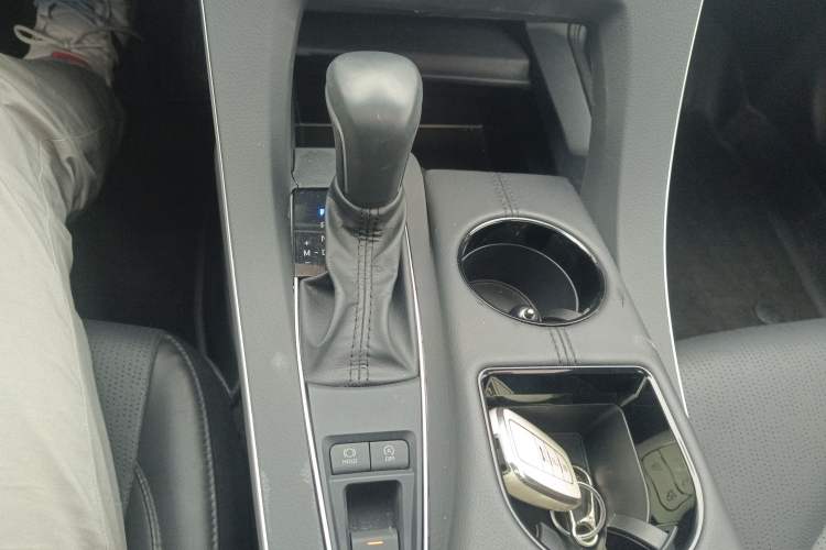 Used Toyota Avalon 2019 2.0L Luxury Edition China VI Standard Gear Lever