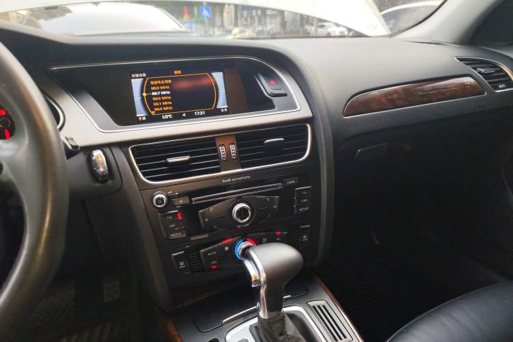 Used Audi A4L 2013 35 TFSI Automatic Standard Model Audio And AC Panel