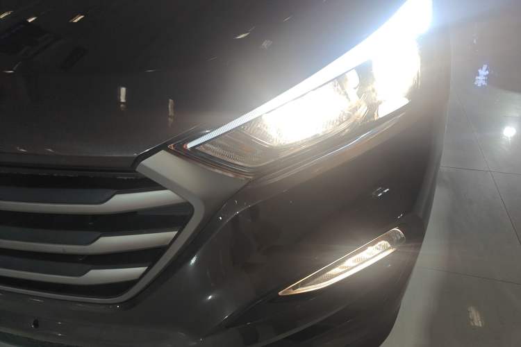 Used Hyundai Tucson 2018 1.6T Dual-Clutch Two-Wheel Drive 15th Anniversary Special Edition Left Front Headlight