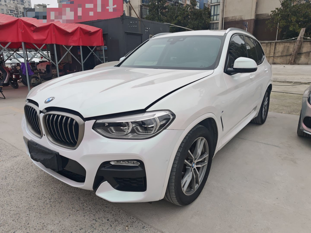 تحت مقدمة السيارة