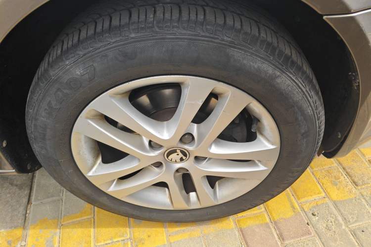 Used Skoda Octavia 2014 1.6L Automatic Yijun Edition Right Front Wheel Hub