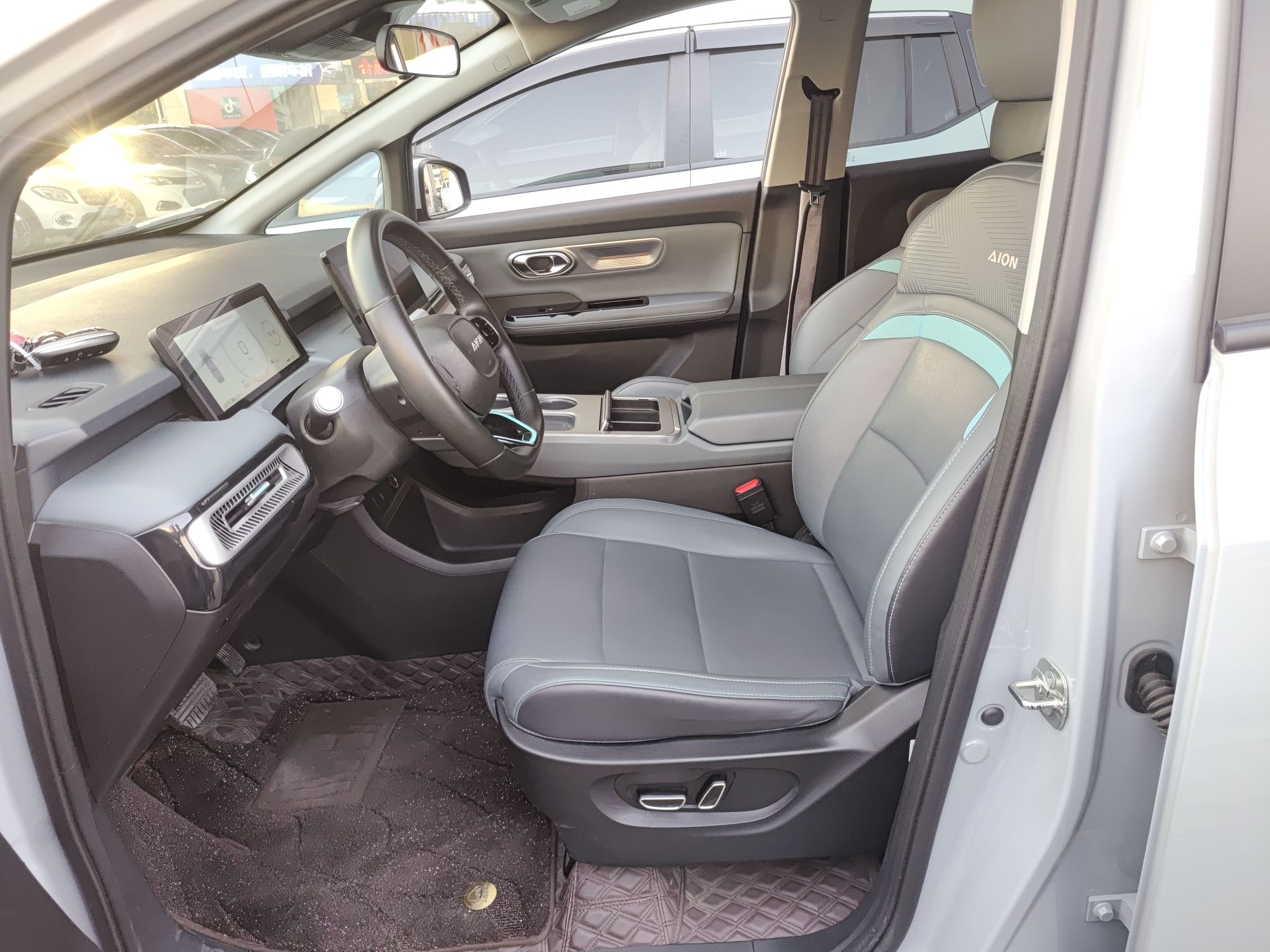 المقاعد الأمامية داخل السيارة