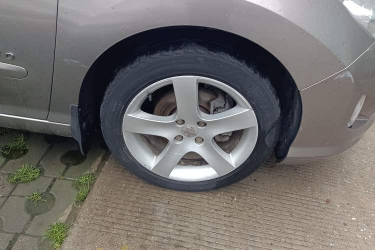 Used Peugeot 408 2011 2.0L Automatic Comfort Edition Right Front Wheel Hub