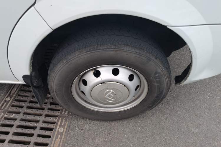 Used SAIC MAXUS Xintu V80 2024 Aotong Value Edition 6MT Short Wheelbase Ultra-Low Roof 127 Ps 7/8/9-Seater Right Front Wheel Hub