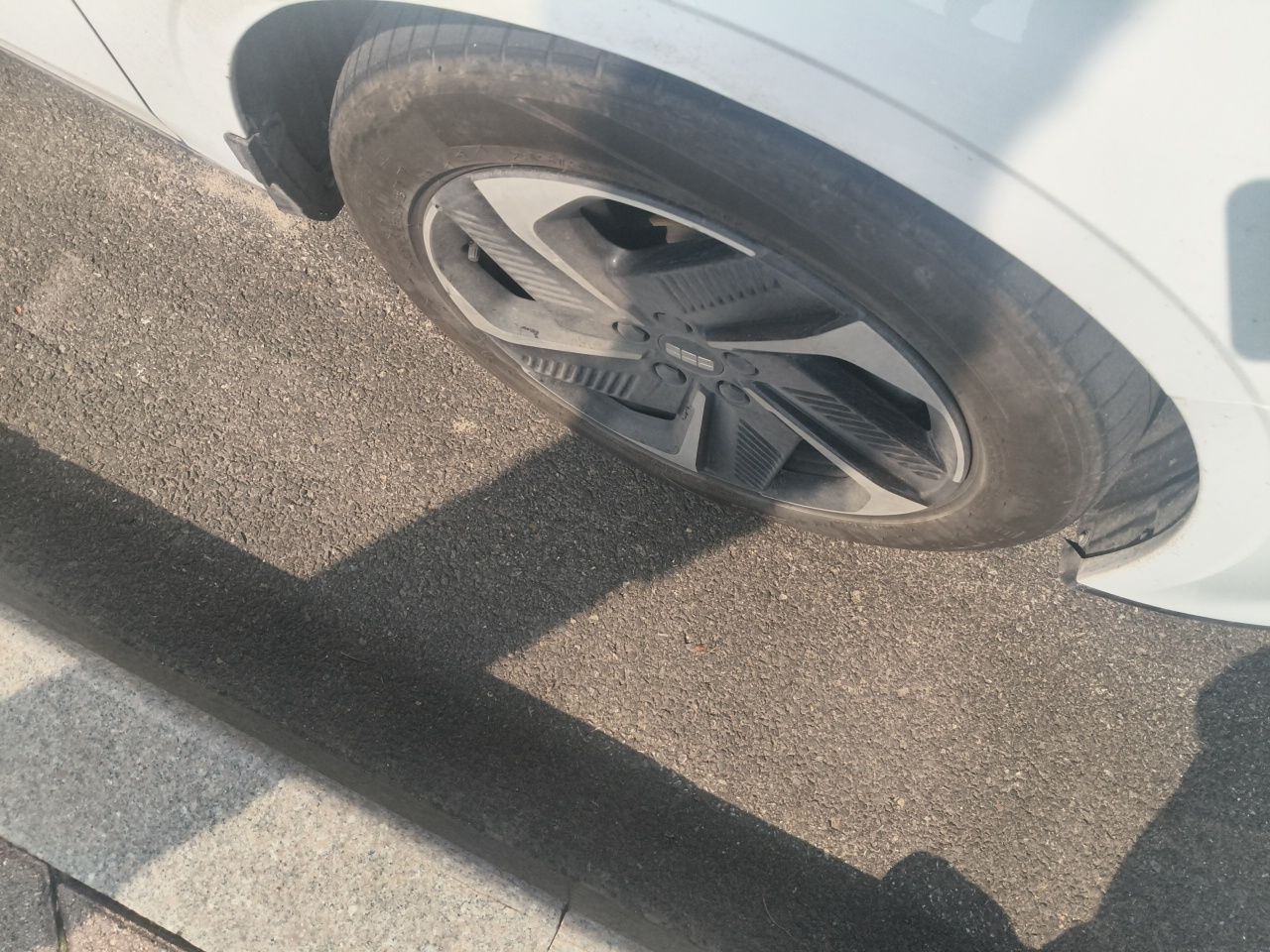 Geely Galaxy L6 2023 125km PLUS — снимка 8