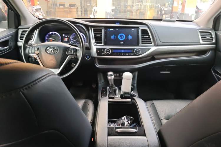 Used Toyota Highlander 2018 2.0T Four-Wheel Drive Supreme Edition 7-Seater China VI Center Console
