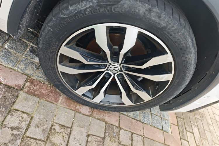 Used Volkswagen Tiguan L 2020 330TSI Automatic Two-Wheel Drive R-Line Flagship Version China VI Standard Right Front Wheel Hub