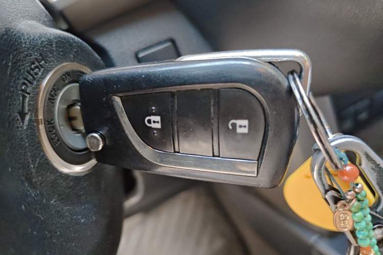 Used Toyota RAV4 2015 2.0L CVT Two-Wheel Drive Fashion Edition Vehicle Key