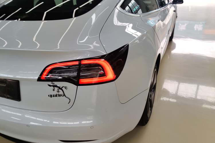 Used Tesla Model 3 2019 Standard Range Rear-Wheel Drive Upgraded Version (52 kWh) Right Rear Taillight