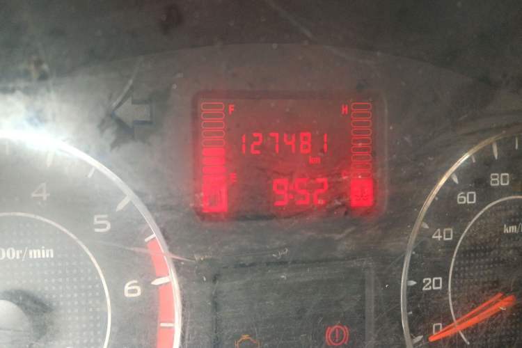 Used Wuling Rongguang V 2016 1.2L Practical Model Non-Power-Assisted Odometer Close Up