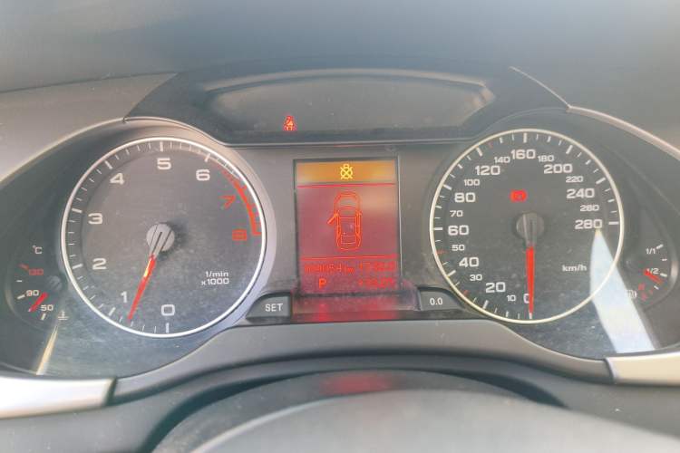 Used Audi A4L 2012 2.0 TFSI automatic standard version
