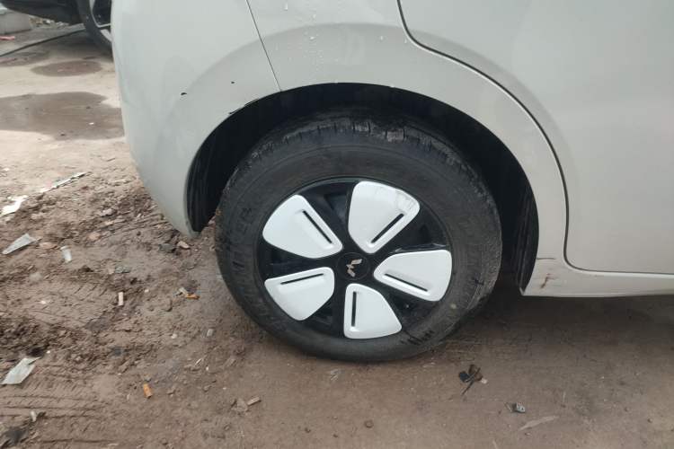 Used Wuling Hongguang MINIEV 2025 Four-Door Version Advanced Edition Right Rear Wheel Hub
