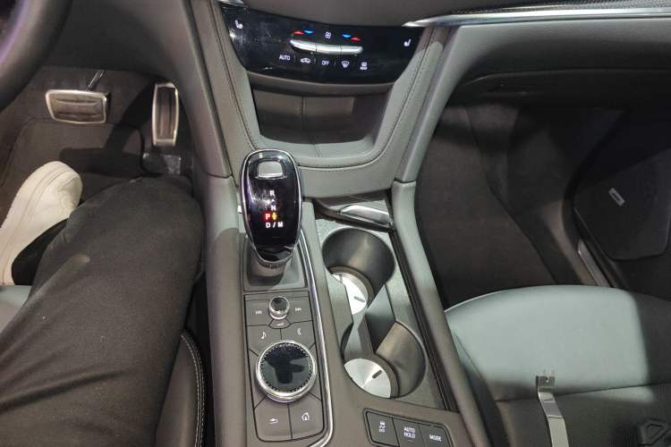 Used Cadillac XT5 2022 2.0T Four-Wheel Drive Luxury Version (Hummingbird Edition) Gear Lever