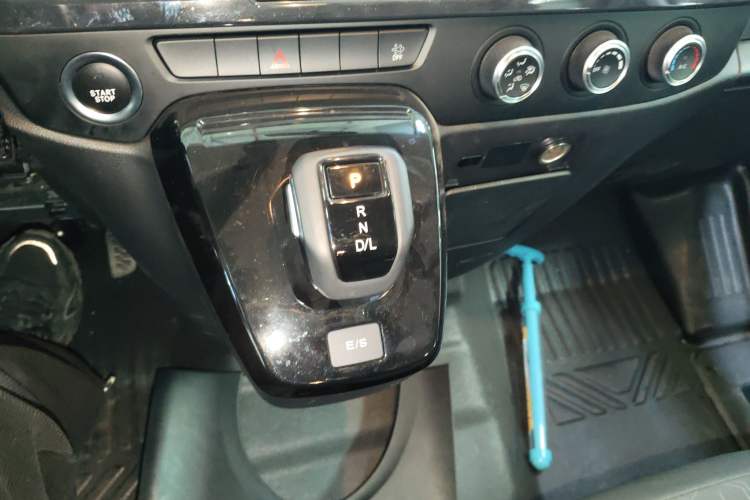 Used JMC Fushun 2023 2.0T Automatic Short-Wheelbase Low-Roof Commercial & Multi-Purpose Passenger Vehicle 6-Seater with Dual-Opening Tailgate