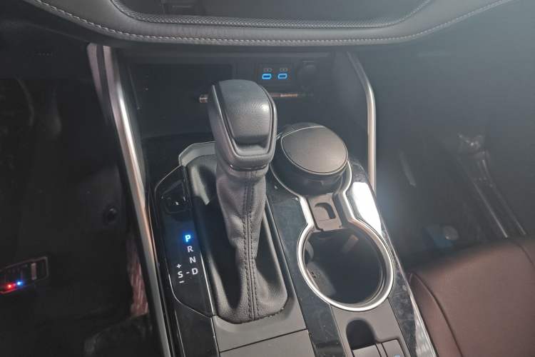 Used Toyota Highlander 2022 Dual-Engine 2.5L 4x4 Elite Edition 7-Seater Gear Lever