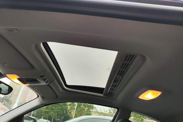 Used BMW 2 Series 2014 220i Leading Model Headliner