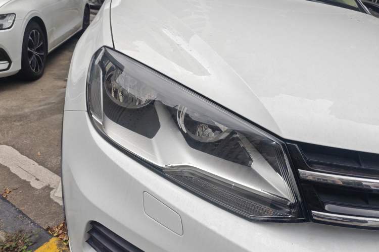 Used Volkswagen Touareg 2014 3.0 TSI New Edition Right Front Headlight