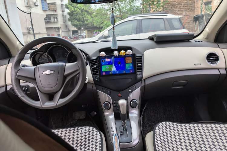 Used Chevrolet Cruze 2015 1.5L Classic SE AT Center Console