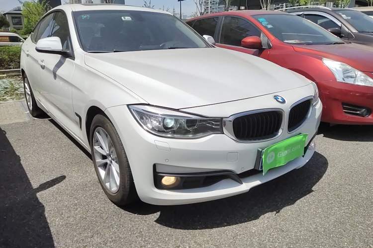 Used BMW 3 Series GT 2016 320i Fashion Model Front Right 45 Deg