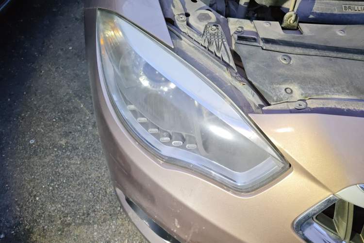 Used Brilliance H530 2017 1.6L Automatic Comfort Model Right Front Headlight