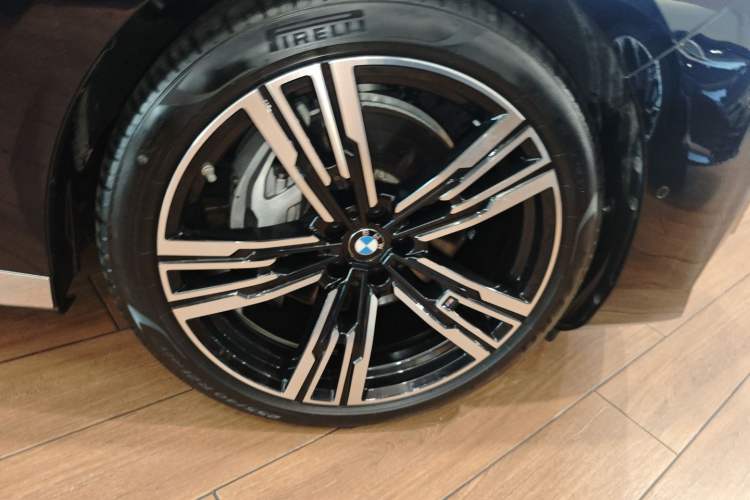 Used BMW 7 Series 2023 Restyled 740Li Luxury Edition M Sport Package Right Front Wheel Hub