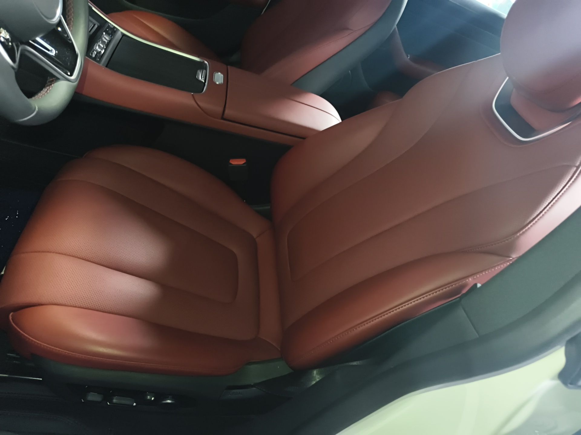 Переднее сиденье в автомобиле