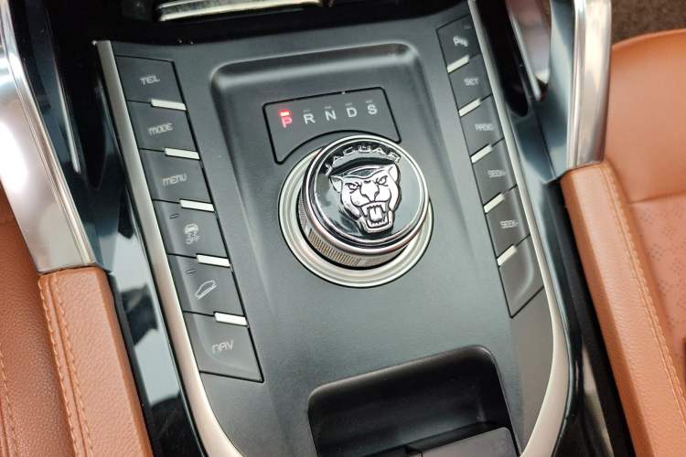 Used Zotye T700 2017 1.8T Dual-Clutch Prestige Model Gear Lever