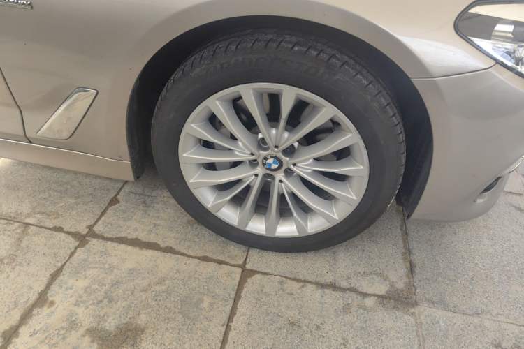 Used BMW 5 Series 2018 Revised Version 530Li Leading Edition Luxury Package Right Front Wheel Hub