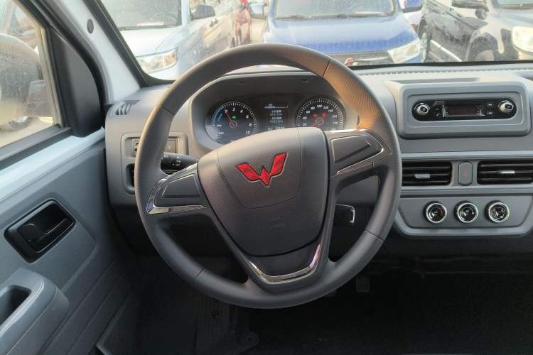 Used Wuling Yangguang 2024 300km Comfort-Grade Passenger Van 60kW
