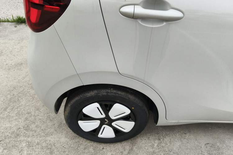 Used Wuling Hongguang MINIEV 2025 Four-Door Version Advanced Edition Right Rear Wheel Hub