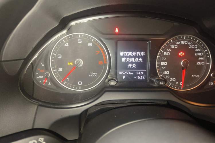 Used Audi Q5 2013 40 TFSI Ambition Odometer Close Up