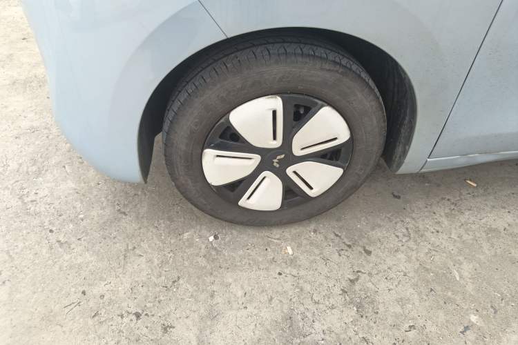 Used Wuling Hongguang MINIEV 2025 Four-Door Version Zhenxiang+ Edition Left Front Wheel Hub