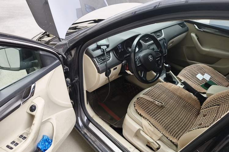 Used Skoda Octavia 2015 1.6L Automatic Yijun Edition Driver Seat