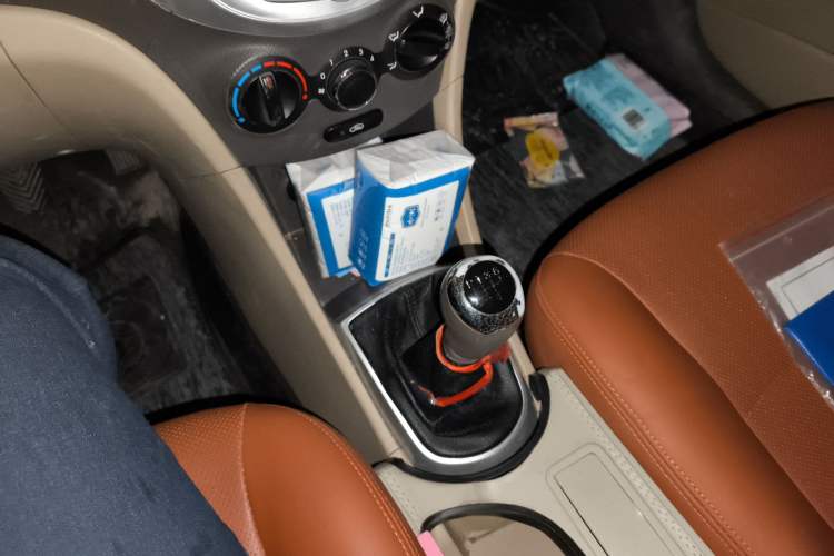 Used Hyundai Verna (older generation) 2010 Sedan 1.4L Manual Comfort GS Gear Lever