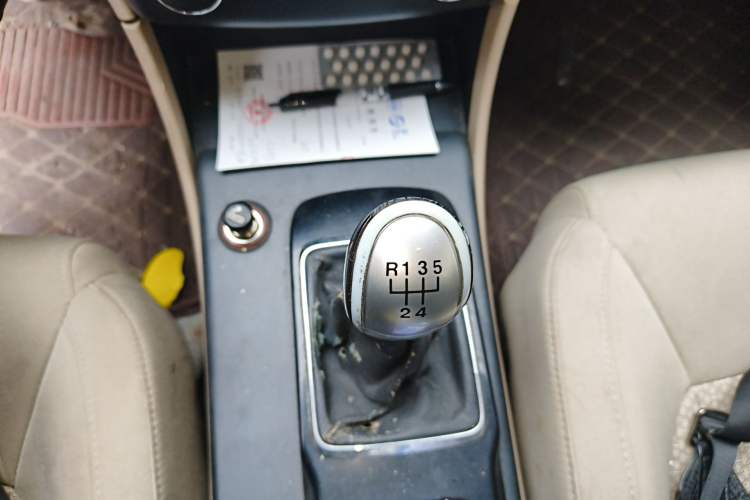 Used Bestune B50 2013 1.6L manual Comfort trim level Gear Lever