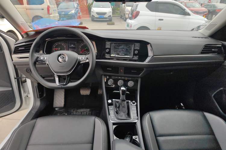 Used Volkswagen Sagitar 2019 200TSI DSG Comfort Version China VI Standard Center Console