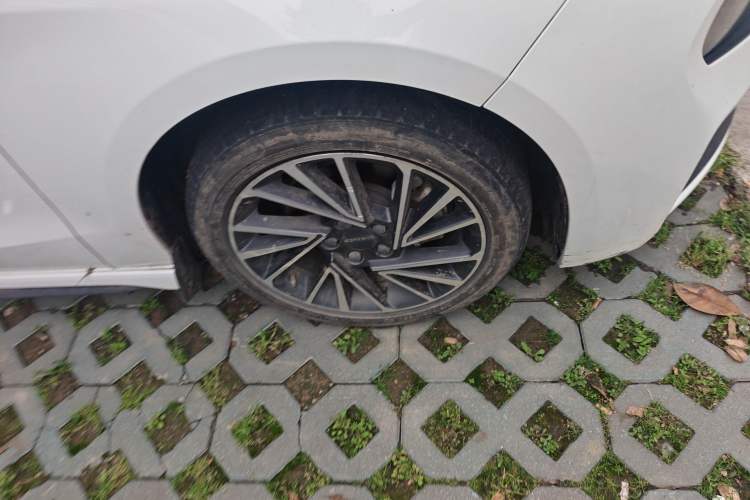 Used Lynk & Co 03 2021 1.5TD DCT JingPlus Right Front Wheel Hub