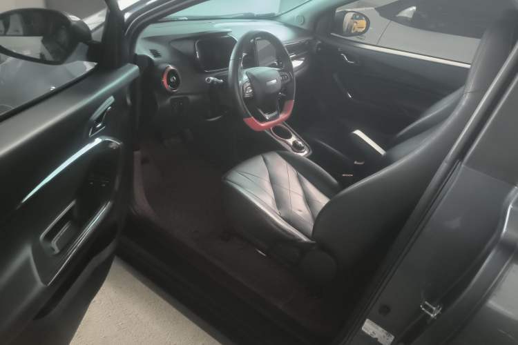 Used Chery QQ Little Ant 2022 Restyled Version Sweet Pink Edition Half-Sugar Version 30.6 kWh 30 kW 301 km Driver Seat