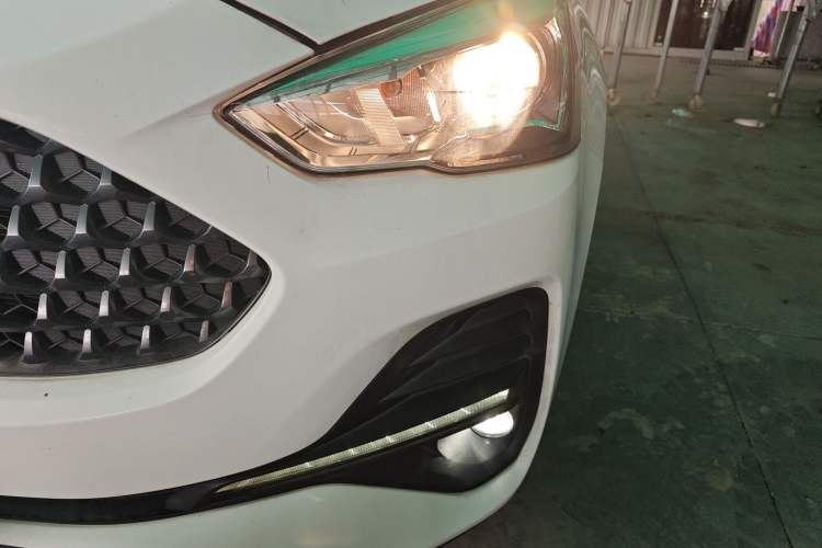 Used Haval M6 2019 1.5T DCT Two-Wheel Drive Elite Version China VI Standard Left Front Headlight