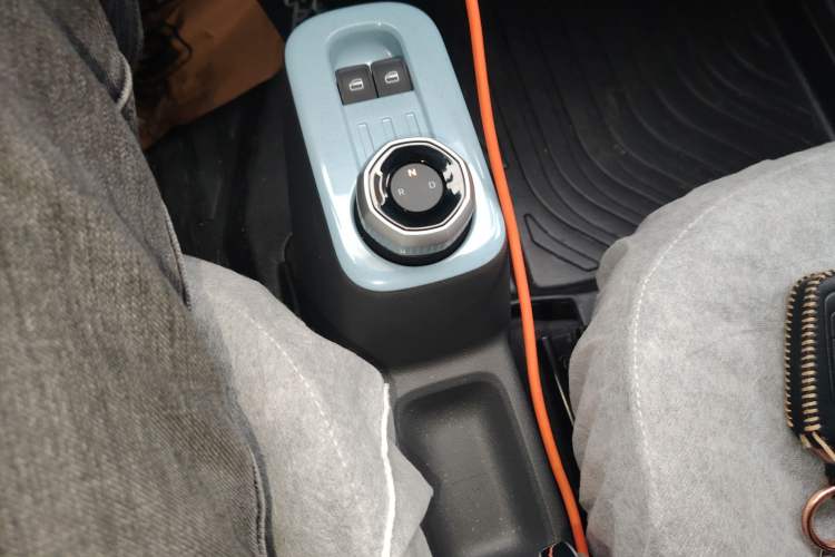 Used Geely Galaxy Panda 2024 Panda Mini 200km Endurance Bear Gear Lever