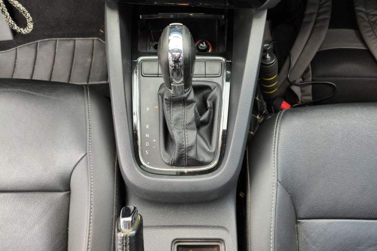 Used Volkswagen Sagitar 2015 1.6L Automatic Comfort Model Gear Lever