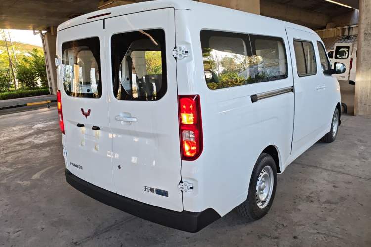 Used Wuling Yangguang 2024 300KM Comfort Version Passenger Van 75kW